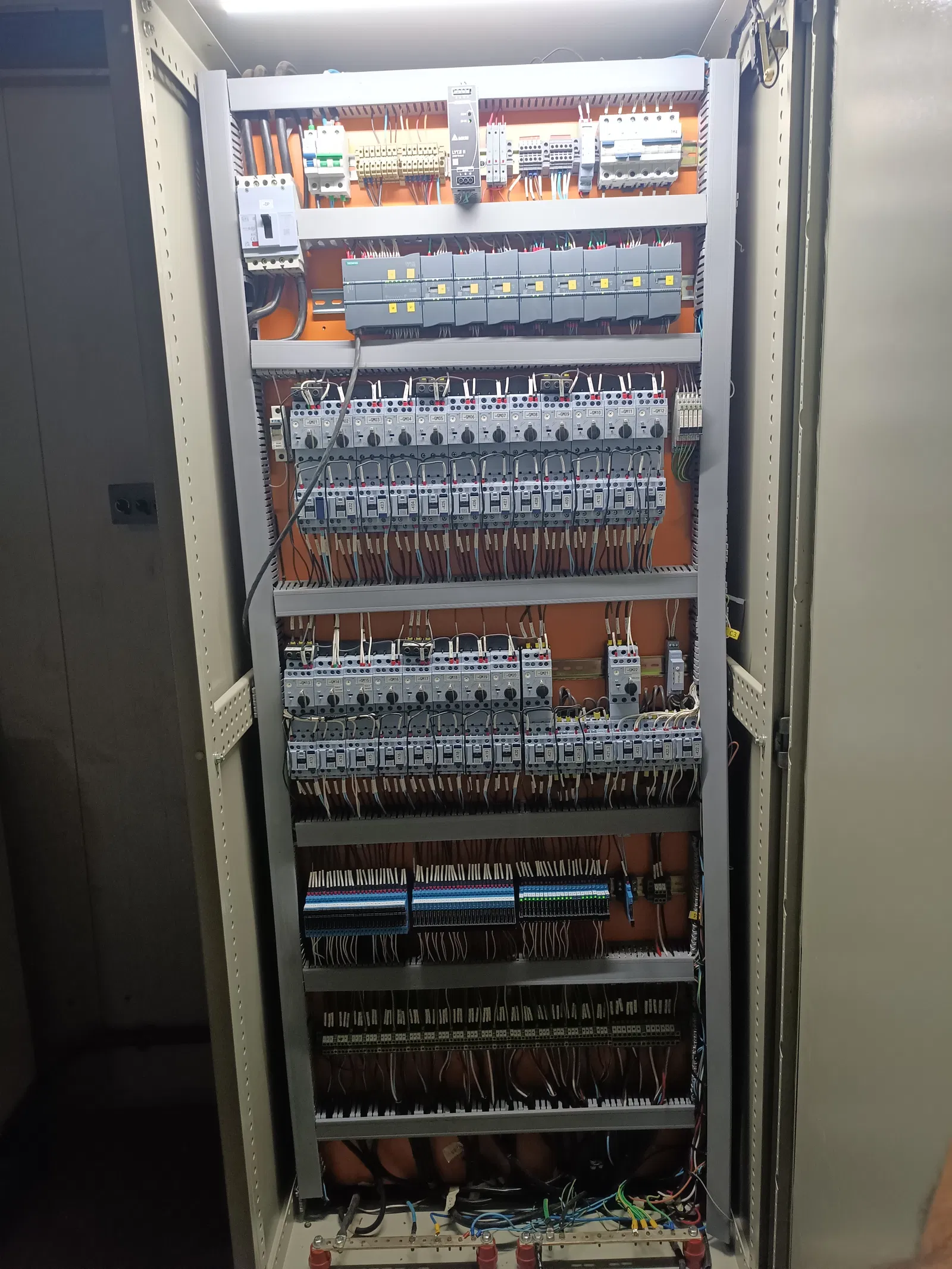 Tablero PLC Siemens con arrancadores y cableado para línea de producción