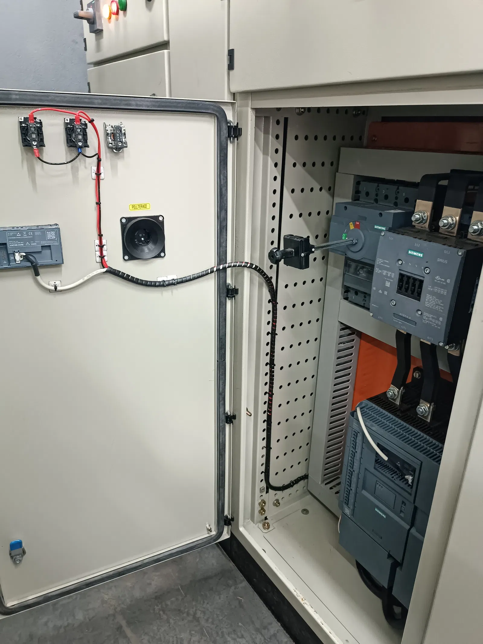 Interior de tablero con arrancadores Siemens y cableado prolijo