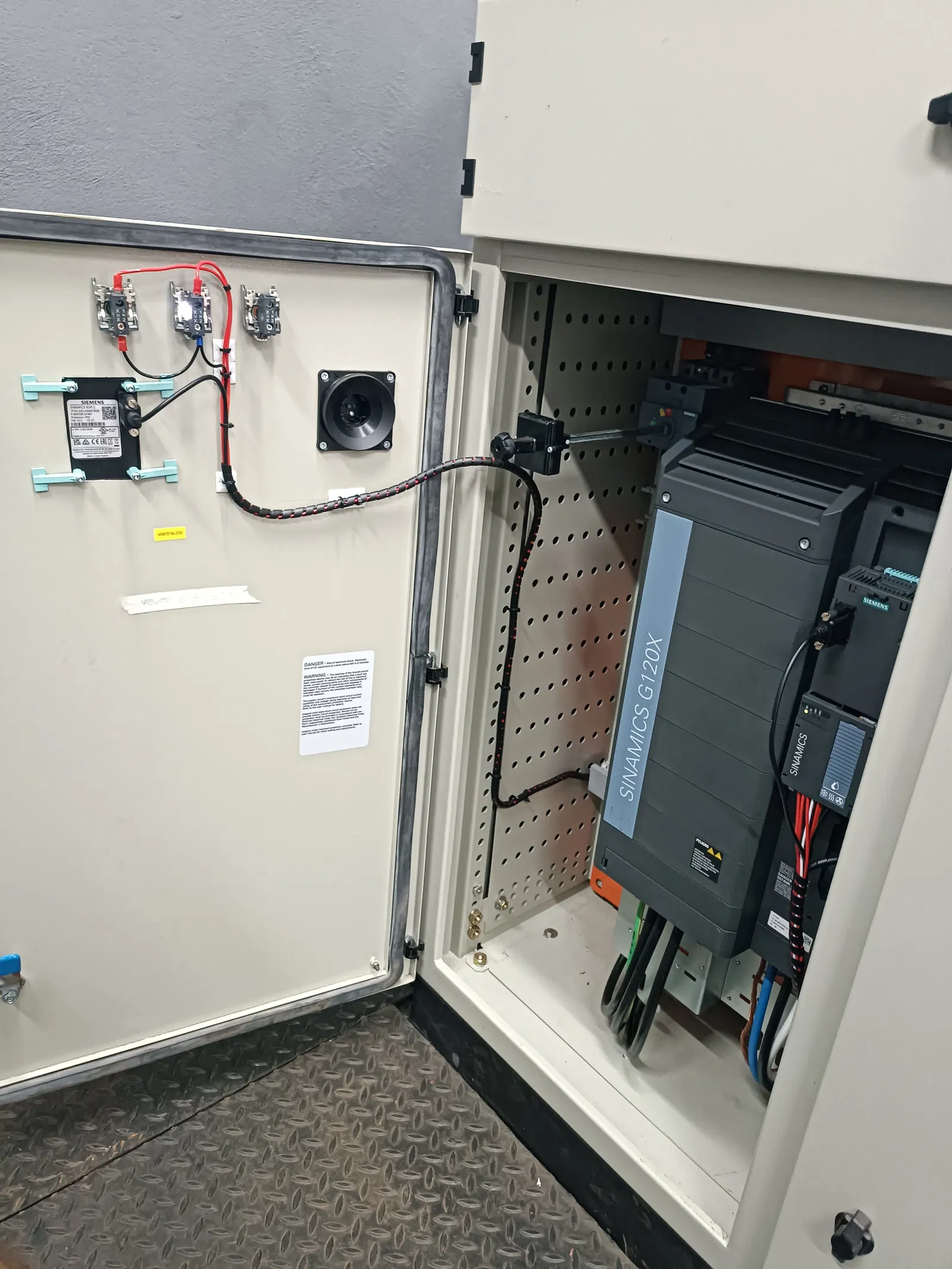Tablero con variador Siemens SINAMICS G120X y cableado de control