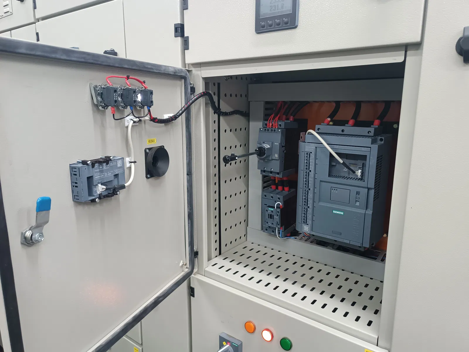 Detalle de montaje interno con protecciones y cableado de potencia