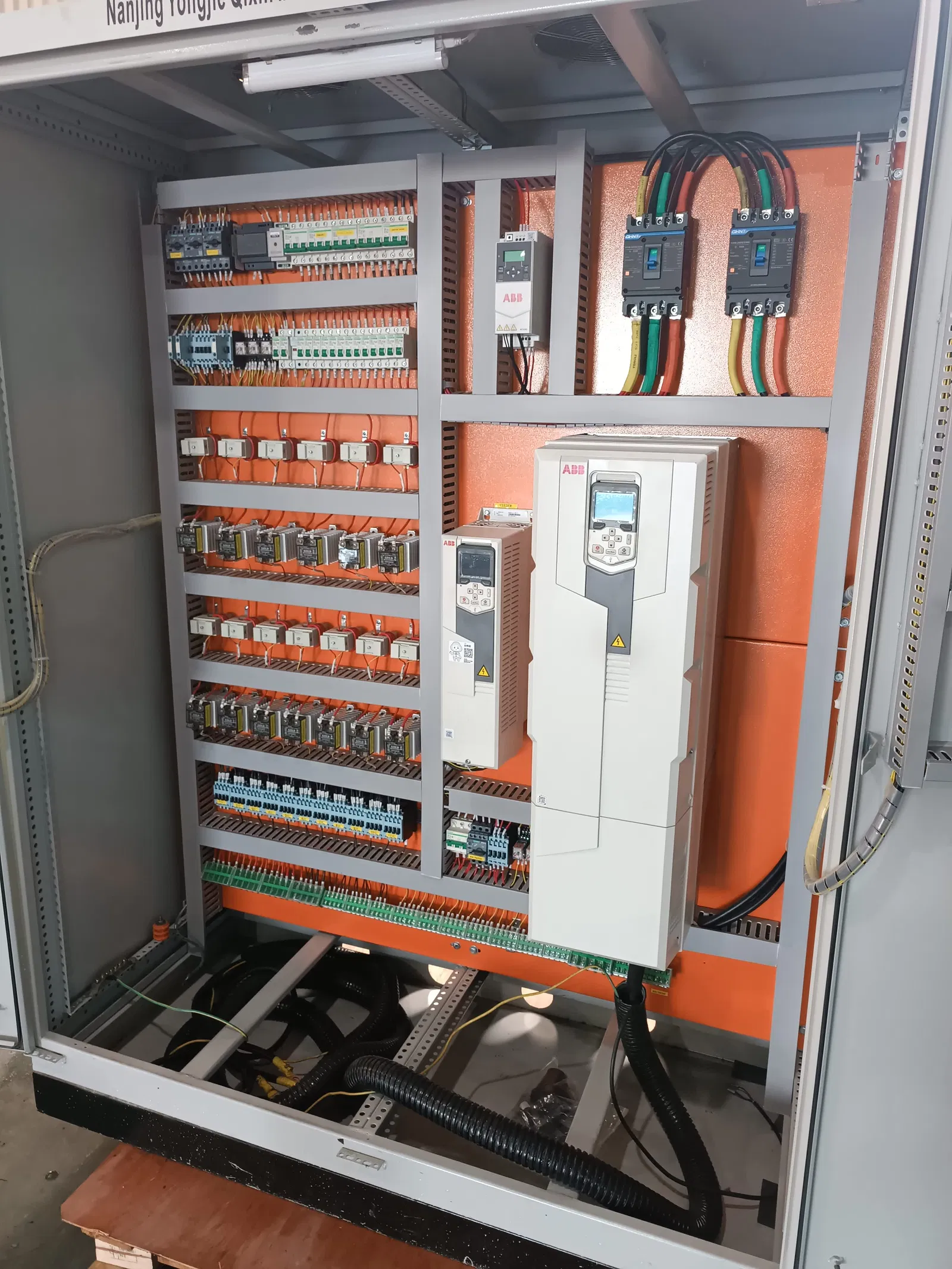 Supervisión SCADA en línea industrial